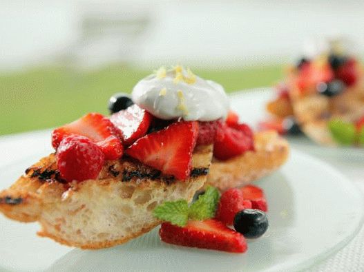 Photo Sandwich with berries and whipped cream