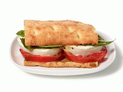 Photo Homemade tortilla sandwiches with tomatoes, basil and mozzarella