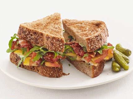 Photo Sandwiches with bacon, peaches and arugula