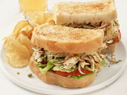 Photo Sandwiches with grilled chicken and pesto