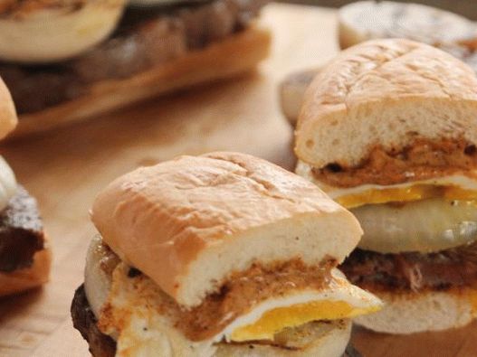 Photo Sandwiches with beef steak and fried eggs