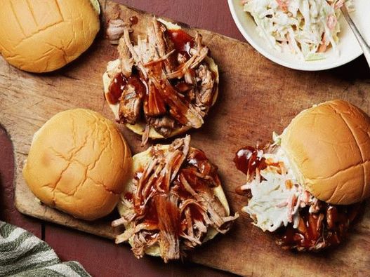 Photo Sandwiches with ragged barbecue pork cooked in a slow cooker
