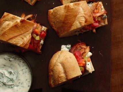 Photo Braised Chicken Sandwiches in Buffalo and Ranch Sauce