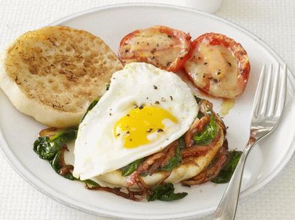 Photo Sandwiches with fried eggs and spinach