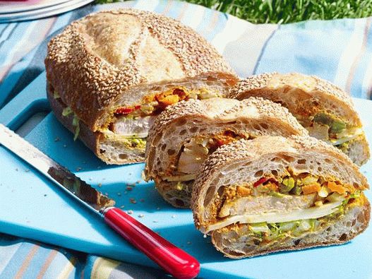 Photo Sandwiches with roasted turkey marinated in beer and red pepper pesto