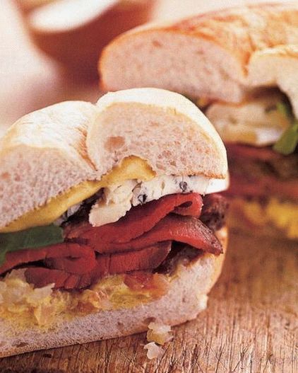 Photo Sandwiches with steak, blue cheese and baked shallots