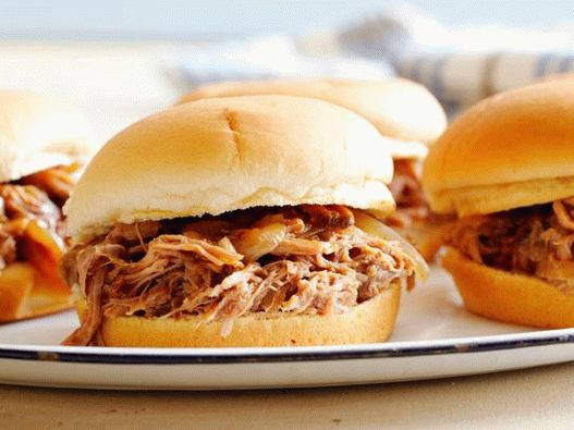 Photo Pork sandwiches in a slow cooker