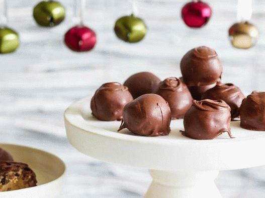 Photo Balls of dough for cookies with pieces of chocolate