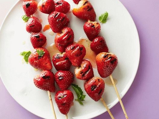 Photo grilled strawberry skewers with lemon-mint sauce