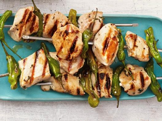Photo Chicken kebabs in lemon juice and peppers shishito