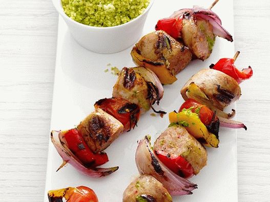 Photo Skewers of chicken sausages and sweet pepper
