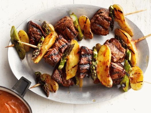 Photo Beef tenderloin skewers with vegetables