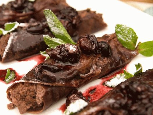 Photo Chocolate pancakes with berry sauce