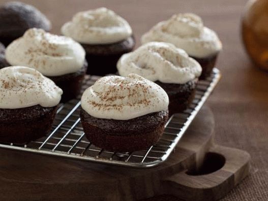 Photo Chocolate cupcakes on beer with curd cream