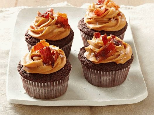 Photo Chocolate Cupcakes with Bacon and Cheese Cream