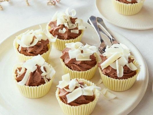 Photo Chocolate baskets with curd cream