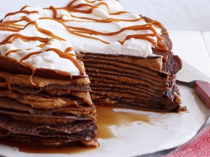 Photo Chocolate pancake cake with cream dolce de leche