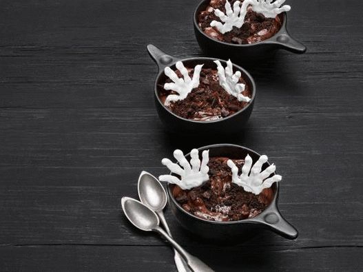 Photo Chocolate pudding with skeleton hands