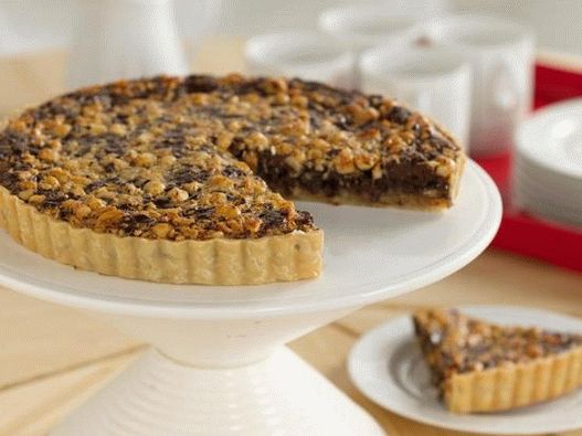 Photo Chocolate tart with hazelnuts