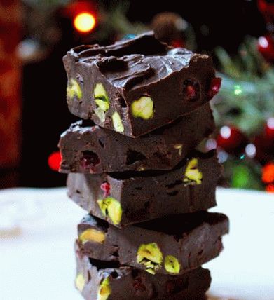 Photo Chocolate-pistachio sweets and cakes (fudge)