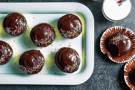 Photo Chocolate-potato cupcakes with icing