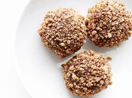 Photo Chocolate-rum truffles topped with Amaretti macaroons