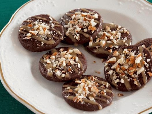 Photo Chocolate cookies with caramel and almonds