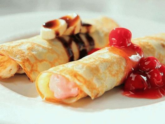 Photo Swedish pancakes with nutella, banana and cream cheese