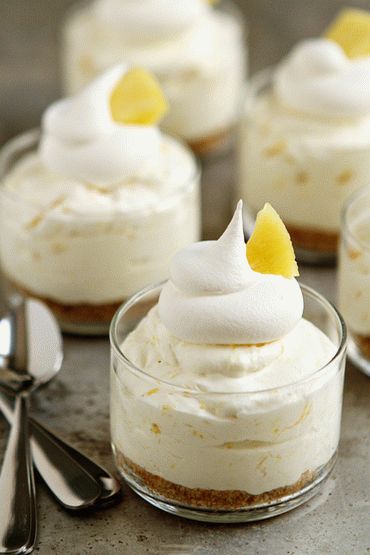 Photo Sillabab (whipped cream with alcohol) with almond cookies