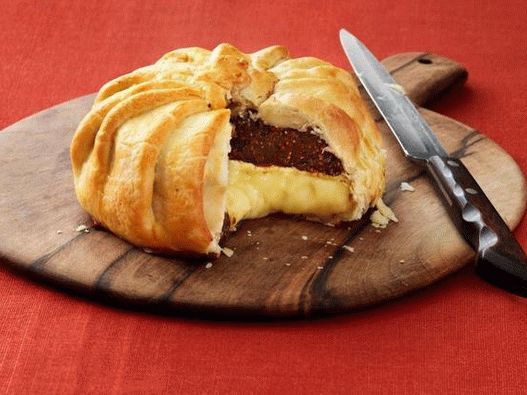 Photo brie cheese with fig compote, baked in puff pastry