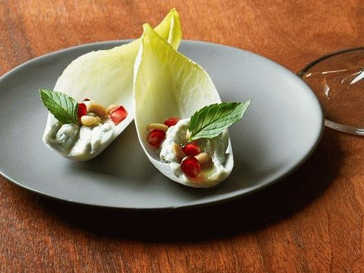 Photo Gorgonzola cheese with honey on endive leaves