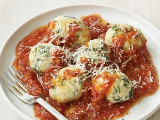 Photo Cheese dumplings in tomato sauce