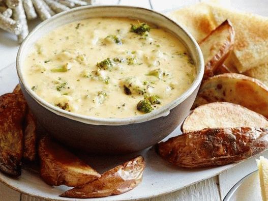 Photo Cheese dip with baked broccoli and cheddar