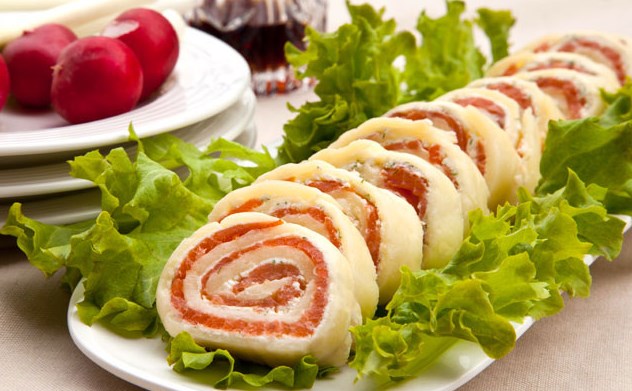 Cheese roll with salmon
