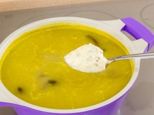 Cheese soup with honey mushrooms