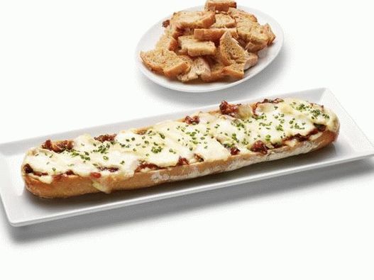 Photo Cheese and onion dip in a bowl of French bread