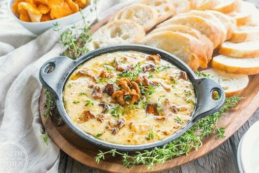 Photo Cheese fondue with garlic and mushrooms