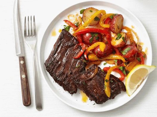 Photo Skirt steak with a garnish of sweet pepper