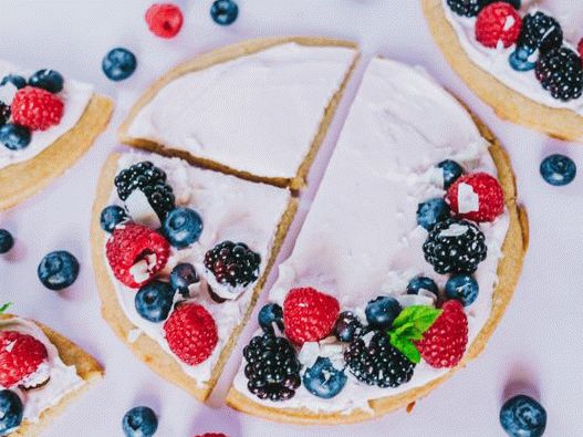 Photo Sweet pizza with summer berries