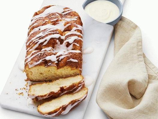 Photo Sweet bread with cinnamon and icing