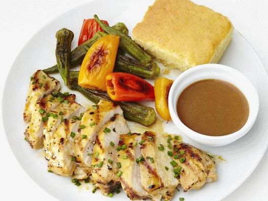 Photo of Sweet-spicy chicken and garnish of pepper and okra in grilled foil