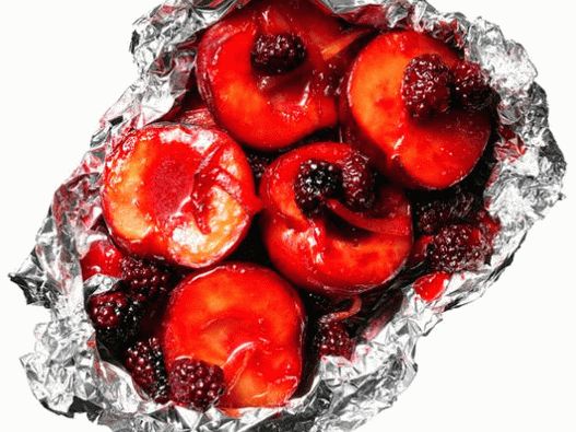 Photo Plums with grilled berries