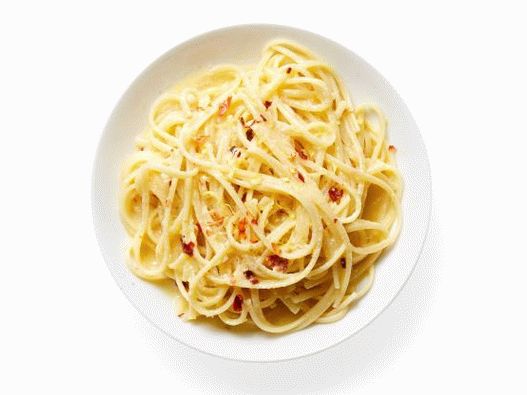 Photo Creamy lemon sauce with chili pepper to noodles