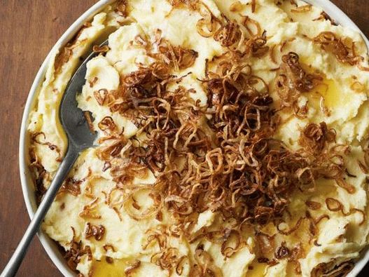 Photo Creamy mashed potatoes baked with shallots