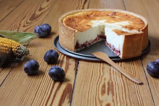 Photo Plum tart with cottage cheese