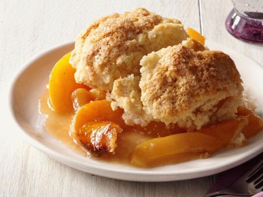 Photo Plum-peach cobbler under the lid of dough