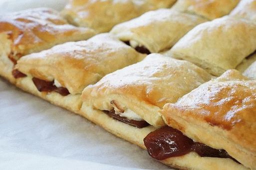 Photo Puff pastries with cheese and guava
