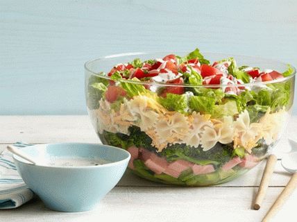 Photo Puff salad with pasta farfalle, broccoli and ham