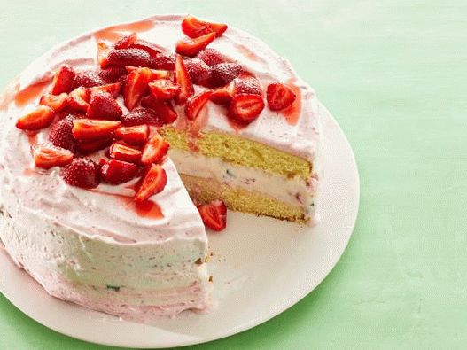 Photo Puff pastry ice cream cake with strawberries