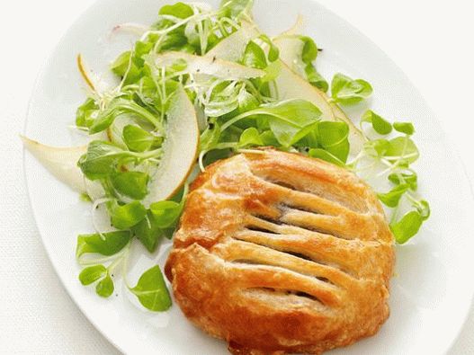 Photo Puff with mushrooms and pear salad